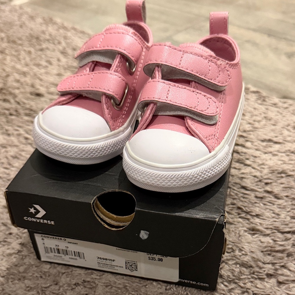 Converse Chuck Taylor Leather All Star Easy On Sneakers - size 6